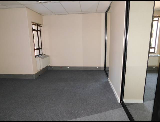 135M² OFFICE TO LET IN HYDE PARK